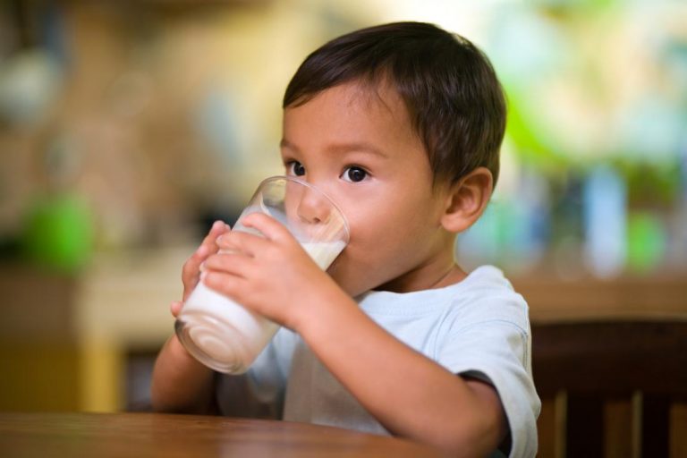 Bé cần uống bao nhiêu sữa mẹ mỗi ngày sau khi cai sữa?