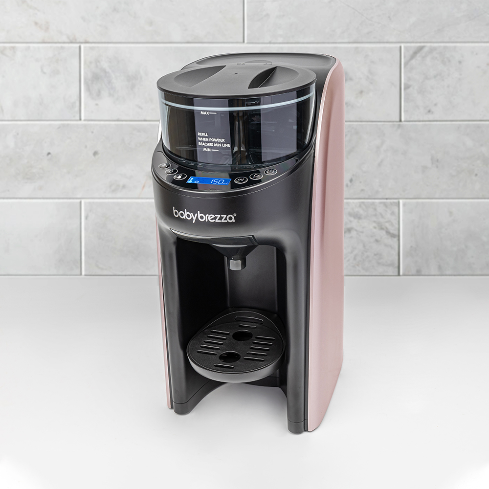 Máy pha sữa tự động Baby Brezza đặt trong không gian chăm sóc bé tại gia đình.