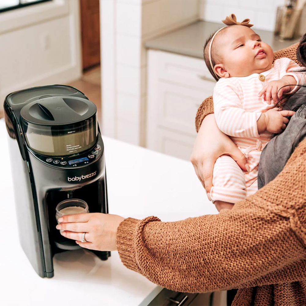 Máy pha sữa tự động Baby Brezza hỗ trợ chuẩn bị sữa công thức cho bé.