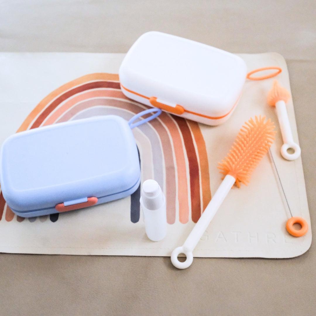 Máy tiệt trùng UV hỗ trợ vệ sinh bình sữa và đồ dùng cho bé khi đi du lịch.