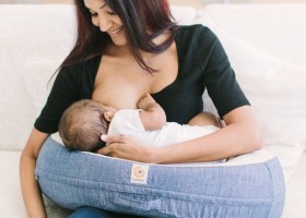 Gối hỗ trợ cho bé bú Ergobaby