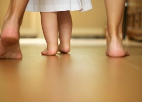 Ba mẹ cần làm gì khi bé tập đi