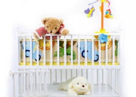 Nên mua cũi hay nôi cho bé sơ sinh để đảm bảo an toàn