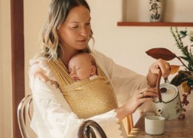 Bé bao nhiêu tháng tuổi thì có thể dùng địu được
