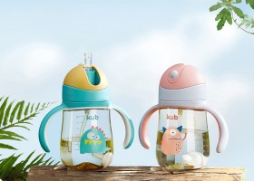 Có nên mua bình tập hút cho bé? 