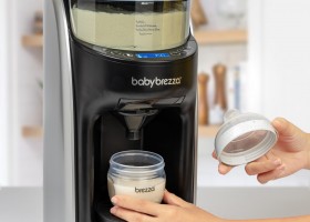 Có nên mua máy pha sữa cho bé hay không