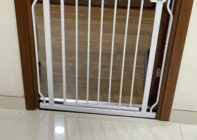Cửa chặn cầu thang không khoan tường hàng chính hãng