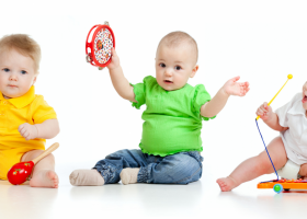Lựa chọn đồ chơi cho bé sơ sinh