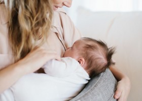 Ưu điểm của gối cho bé bú Ergobaby Pillow xám
