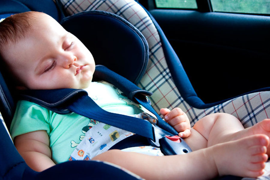Đảm bảo sự an toàn khi ngồi ghế oto dành cho trẻ sơ sinh